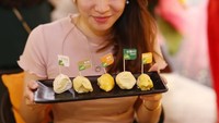 Hmmm... Sambil mencium aroma sedapnya durian, jangan lupa foto ya! Foto: Istimewa