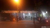 Dua hari setelahnya, Jumat (4/5) malam, KPK menyambangi showroom Rizky Motor. Di showroom milik Nono Suhermanto, kolega Bupati MKP, penyidik menyita 15 mobil berbagai merek. Begini suasana saat penyitaan. (Foto: Istimewa)