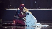 Inilah Yanis Marshall, si penari Deadpool yang muncul dalam video klip terbaru Celine Dion. Lewat kelenturannya, Yanis menari dalam kostum Dead Pool dan memakai high heels. (yanismarshall/Instagram)