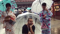 Selain ke Thailand, Yanis juga liburan ke Jepang. Dengan gaya imut, Yanis berfoto bersama gadis-gadis yang memakai kimono di Asakusa Temple. (yanismarshall/Instagram)