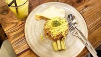 Family dinner, tulisnya. Wah, ternyata pedangdut ini sederhana juga. Ia hanya memilih nasi goreng bertopping telur dadar iris lengkap dengan acar timun dan kerupuk udang. Untuk minum, ia memilih es jeruk. Foto: Instagram @ridho_rhoma