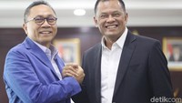 Ketua MPR Zulkifli Hasan menerima kedatangan mantan Pangilma TNI Jenderal (Purn) Gatot Nurmantyo di ruang ketua MPR komplek parlemen, Jakarta, Selasa (8/5/2018).