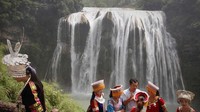 Air terjun paling indah di China. Setinggi 70 meter dan membentang 101 meter, Air Terjun Huangguoshu di wilayah Anshun, Guizhou adalah salah satu air terjun terbesar dan terindah di dunia (CNN Travel)  