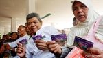 Anies Bagikan Kartu Lansia Jakarta