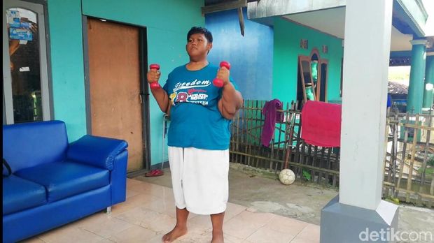 Dibandingkan ketika berat badannya masih 192 kg, Aria Permana sudah jauh lebih aktif dan bugar.