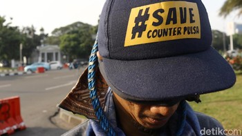 Menurut para pedagang proses registrasi kartu prabayar telah menghancurkan ekonomi nasional sektor UMKM seluler.