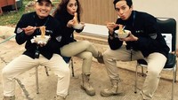Di sela-sela istirahat syuting, Ge dan rekannya yang lain asyik menikmati semangkuk mie ayam. Wah, jadi bikin lapar, ya? Foto: Instagram @gepamungkas