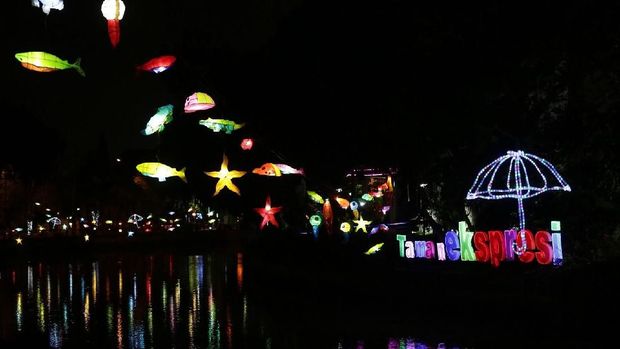Tengok Lampu-lampu Cantik yang 'Melayang' di Atas Kalimas