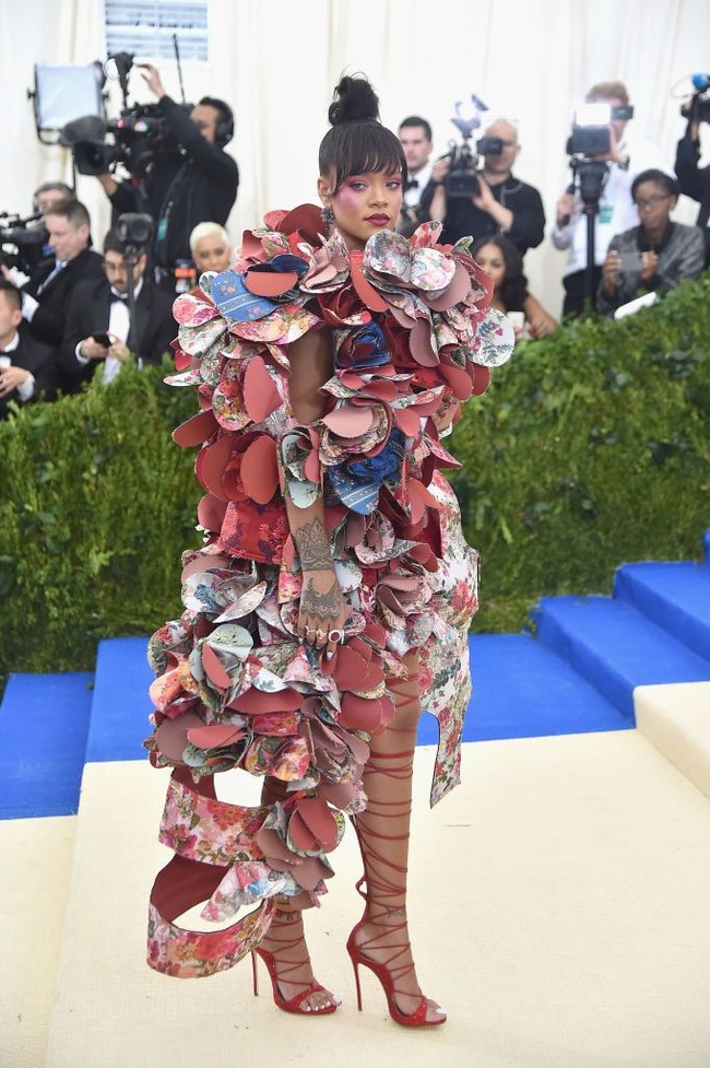 Gaya Rihanna di Met Gala memang selalu eksentrik. Tahun lalu, penyanyi yang kini sukses berbisnis kosmetik ini tampil dengan gaun bervolume Commes des Garcons karya Rei Kawakubo. Foto: Dok. Reuters, Getty Images