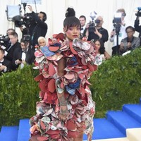 Gaya Rihanna di Met Gala memang selalu eksentrik. Tahun lalu, penyanyi yang kini sukses berbisnis kosmetik ini tampil dengan gaun bervolume Commes des Garcons karya Rei Kawakubo. Foto: Dok. Reuters, Getty Images