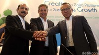 Direktur Utama PT ABM Investama Tbk (IDX:ABMM) Andi Djajanegara (tengah) bersama Direktur Keuangan ABM Adrian Erlangga (kiri) dan Direktur Independen ABM Syahnan Poerba (kanan) menjelang Rapat Umum Pemegang Saham Tahunan (RUPST) 2018 di Aston Priority Simatupang Hotel, Jakarta, Selasa (08/05/2018).