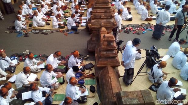 999 santri menulis mushaf Alquran di Menara Kudus.