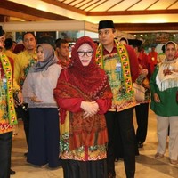 Saat menghadiri HUT TMII (Taman Mini Indonesia Indah) ke-43, hijab Mbak Tutut agak berbeda. Ia menjuntaikan hijabnya hingga ke dada, dan merekatkan bros di bagian belakang kepala.Foto: Istimewa
