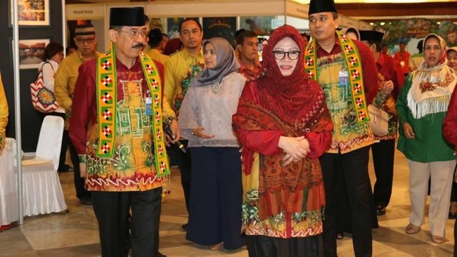 Saat menghadiri HUT TMII (Taman Mini Indonesia Indah) ke-43, hijab Mbak Tutut agak berbeda. Ia menjuntaikan hijabnya hingga ke dada, dan merekatkan bros di bagian belakang kepala.Foto: Istimewa