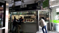 Anda juga bisa mencicipi sushi buatan chef lokal yang tak kalah enak dari chef Jepang. Lokasinya persis di samping stall yang menjual aneka daging segar, mulai dari udang lobster sampai kepiting.