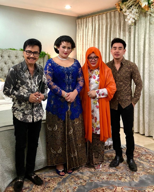 Pada malam midodareni, Danvy Sekartaji yang akrab disapa Sekar itu berganti pakaian dari sebelumnya saat siraman dengan kebaya pink, menjadi berkebaya biru. Memakai kebaya biru dan kain batik motif Sidoasih, penampilan Sekar semakin elegan dengan perhiasan kalung, cincin dan berlian yang dipakainya. Sementara sang ibu, Tutut Soeharto memakai kebaya putih motif bunga dan hijab berwarna oranye. Foto: Instagram/robbyray_yohannesbridal