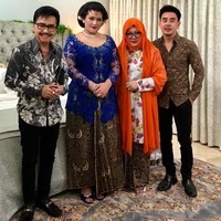 Pada malam midodareni, Danvy Sekartaji yang akrab disapa Sekar itu berganti pakaian dari sebelumnya saat siraman dengan kebaya pink, menjadi berkebaya biru. Memakai kebaya biru dan kain batik motif Sidoasih, penampilan Sekar semakin elegan dengan perhiasan kalung, cincin dan berlian yang dipakainya. Sementara sang ibu, Tutut Soeharto memakai kebaya putih motif bunga dan hijab berwarna oranye. Foto: Instagram/robbyray_yohannesbridal