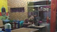 Meski dikenal luas sebagai aktor papan atas, Fauzi nggak gengsi makan di warteg sederhana. Foto: instagram @fauzibaadilla2018