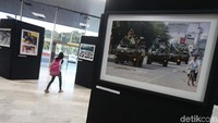 Pameran foto Peringatan 20 Tahun Reformasi berlangsung di lobi Gedung Nusantara V, Kompleks Parlemen Senayan, Jakarta.
