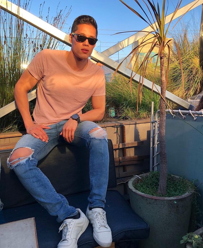 Ini gaya kasual Tim mengenakan kaos, jeans, dan sneakers putih yang tampak keren. Foto: Instagram