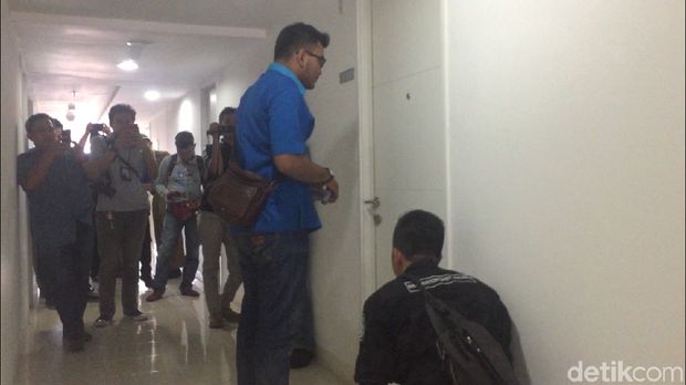 Petugas mengecek satu-persatu unit di apartemen