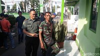Kopral Dua Raden Gunawan, anggota TNI AD dari kesatuan Komando Resor Militer (Korem) 062/Tarumanagara Garut dikeroyok belasan anggota ormas hingga babak belur. Gerombolan pengeroyok prajurit Korem 062/Tarumanagara Kopda Raden Gunawan di Garut merupakan anggota ormas Paguyuban Anti Gangguan Regional (Pagar). Hal tersebut dibenarkan Wakil Ketua DPP Ormas Pagar Pradana Aditya Wicaksana. / Foto: Hakim Ghani