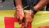 Pantauan detikcom, massa datang ke depan gedung PN Jakut, Jl Gajah Mada, Jakpus ekitar pukul 13.09 WIB, Selasa (8/5/2018).