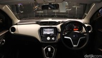 Bagian dalam mobil yang dirakit lokal ini diklaim memberikan suasana kabin yang lebih nyaman untuk pengendara maupun penumpangnya.