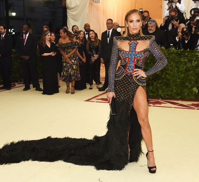 Jennifer Lopez tampil seksi dibalut gaun struktural dari Balmain dengan potongan high-slit yang mempertegas kaki jenjangnya. Foto: Getty Images