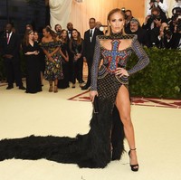 Jennifer Lopez tampil seksi dibalut gaun struktural dari Balmain dengan potongan high-slit yang mempertegas kaki jenjangnya. Foto: Getty Images