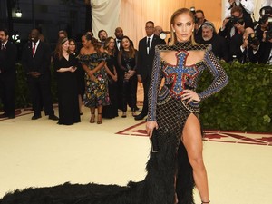 Kritikan untuk Met Gala 2018 yang Dianggap Menghina Katolik