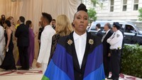 Beda lagi dengan Lena Waithe meski gaunya tidak panjang dan lebar, ia tetap mencuri perhatian. Foto: Getty Images