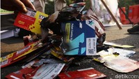 Rudiantara, selaku Menteri Komunikasi dan Informatika juga dianggap telah sewenang-wenang tanpa dasar hukum dengan menyatakan kartu akan hangus apabila tidak dilakukan registrasi sebelum pukul 11.59 WIB pada 30 April 2018.