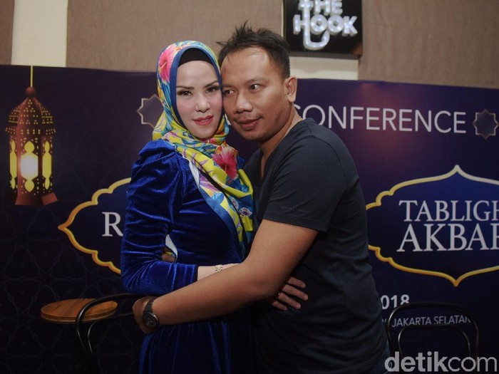 Intip Kemesraan vicky prasetyo dan angel lelga