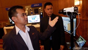 Herry Tjhin Project Sales dan Johanes Aping Wijaya Operator Director saat memperkenalkan produk Surveillance CCTV terbaru bertipe IPC HF8242F FR di Jakarta, Selasa (8/5/2018).