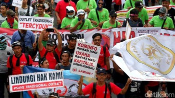 Selain menuntut perubahan pembatasan registrasi prabayar, KNCI juga menyuarakan agar Presiden RI Joko Widodo melengserkan Menteri Komunikasi dan Informatika (Menkominfo) Rudiantara yang mereka nilai telah merugikan para pedagang kartu perdana.