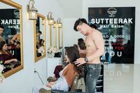 Nyalon Sambil Cuci Mata! Salon Ini Punya Hairstylist Ganteng Telanjang Dada