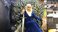 Kroasia dikenal sebagai salah satu setting untuk film seri fenomenal Game of Thrones. Uyaina bahkan sempat mengabadikan momen duduk di atas singgasana GoT yang populer di filmnya (@uyainaarshad/Instagram)