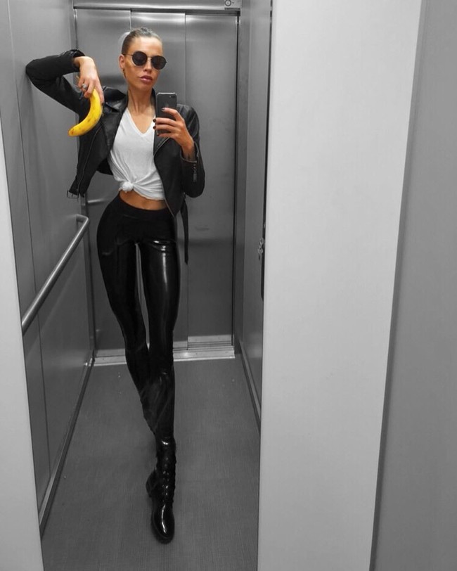 Saat berbusana, ia suka memakai celana panjang high waisted atau rok pendek yang menonjolkan kaki jenjangnya. Foto: Instagram Ia Ostergren