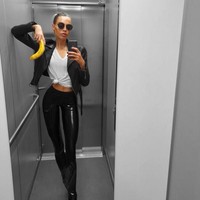 Saat berbusana, ia suka memakai celana panjang high waisted atau rok pendek yang menonjolkan kaki jenjangnya. Foto: Instagram Ia Ostergren