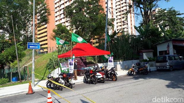 3 Spanduk Parpol Bertebaran di Hari Pemilu Malaysia