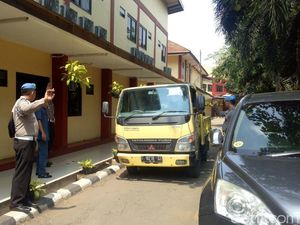 6 Peti Jenazah Dibawa ke Ruang Forensik RS Polri