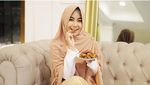 Adem Banget! Kalau Lihat Gaya Anisa Eks Cherrybelle Lagi Makan