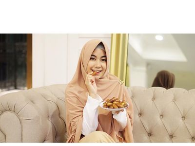 Adem Banget! Kalau Lihat Gaya Anisa Eks Cherrybelle Lagi Makan