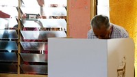 Mahathir yang kini berusia 92 tahun ini, memimpin koalisi oposisi Pakatan Harapan yang menantang koalisi berkuasa Barisan Nasional (BN) yang dipimpin Perdana Menteri Malaysia, Najib Razak, mantan anak didiknya. Dalam koalisi itu, Mahathir bersatu dengan mantan rival politiknya, Anwar Ibrahim untuk melengserkan Najib Razak. (Foto: Reuters)