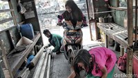 Dian tahu bahwa kondisi keuangan keluarganya tidak mencukupi untuk memenuhi kebutuhan setiap hari. Sehingga Dian setelah pulang sekolah harus menarik perahu eret untuk membantu beban ekonomi keluarganya.