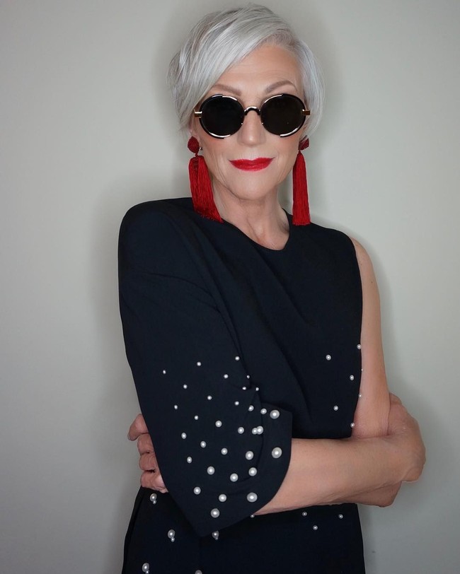 Sebagai fashionista, penampilannya selalu dibalut busana desainer. Dari Siriano, bahkan Supreme. Foto: Dok. Instagram/Maye Musk