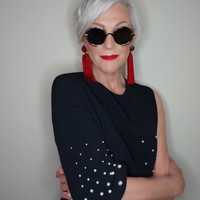 Sebagai fashionista, penampilannya selalu dibalut busana desainer. Dari Siriano, bahkan Supreme. Foto: Dok. Instagram/Maye Musk