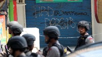 Para aparat kepolisian bersenjata lengkap juga masih terus berjaga-jaga di lokasi.