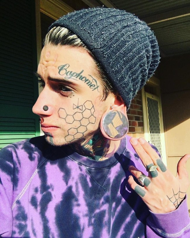 Lewat postingan Instagram yang kini sudah memiliki 52 ribuan follower, Ethan ingin menekankan agar orang-orang tidak selalu menilai seseorang dari penampilan luarnya saja. Foto: Instagram/@ethanmodboybramble